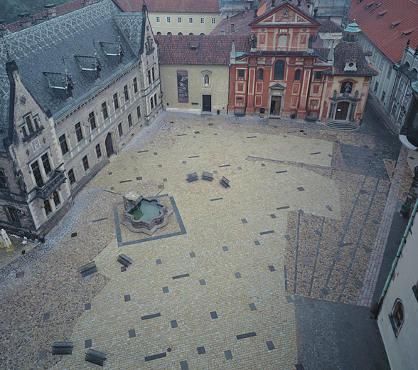 ÚPRAVY JIŘSKÉHO NÁMĚSTÍ NA PRAŽSKÉM HRADĚ, realizace 1999 – 2002, soutěž